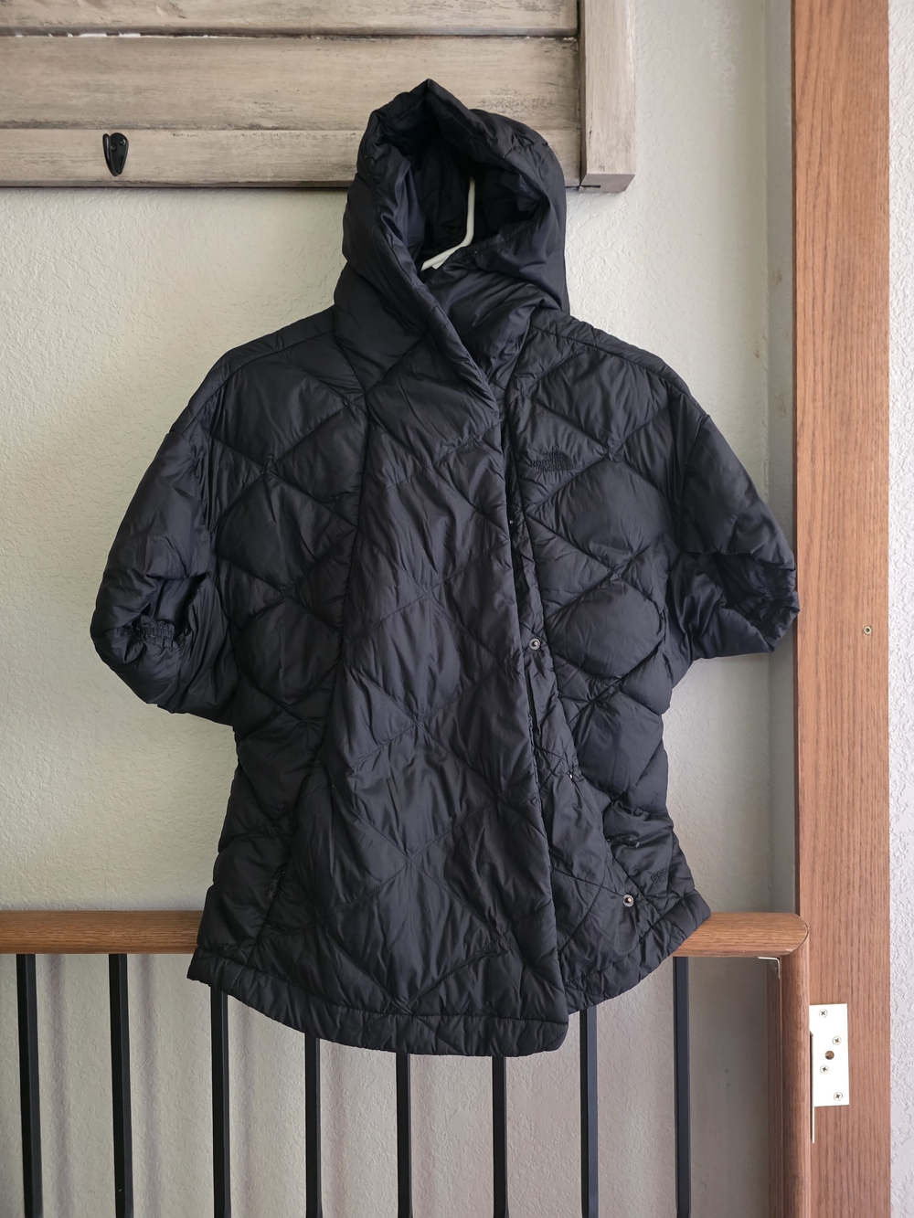The North Face Black Short-Sleeve Quilted Hooded Crescent Front Puffer Jacket XS